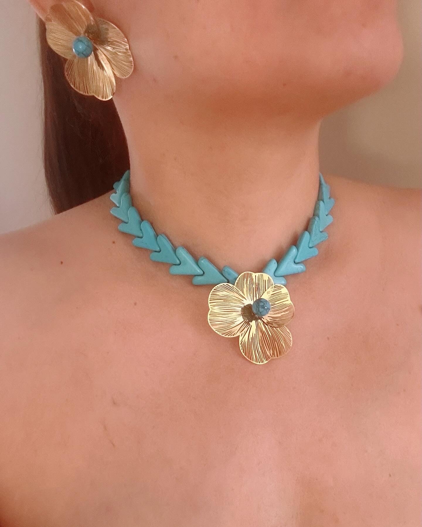 Collar de coral azul