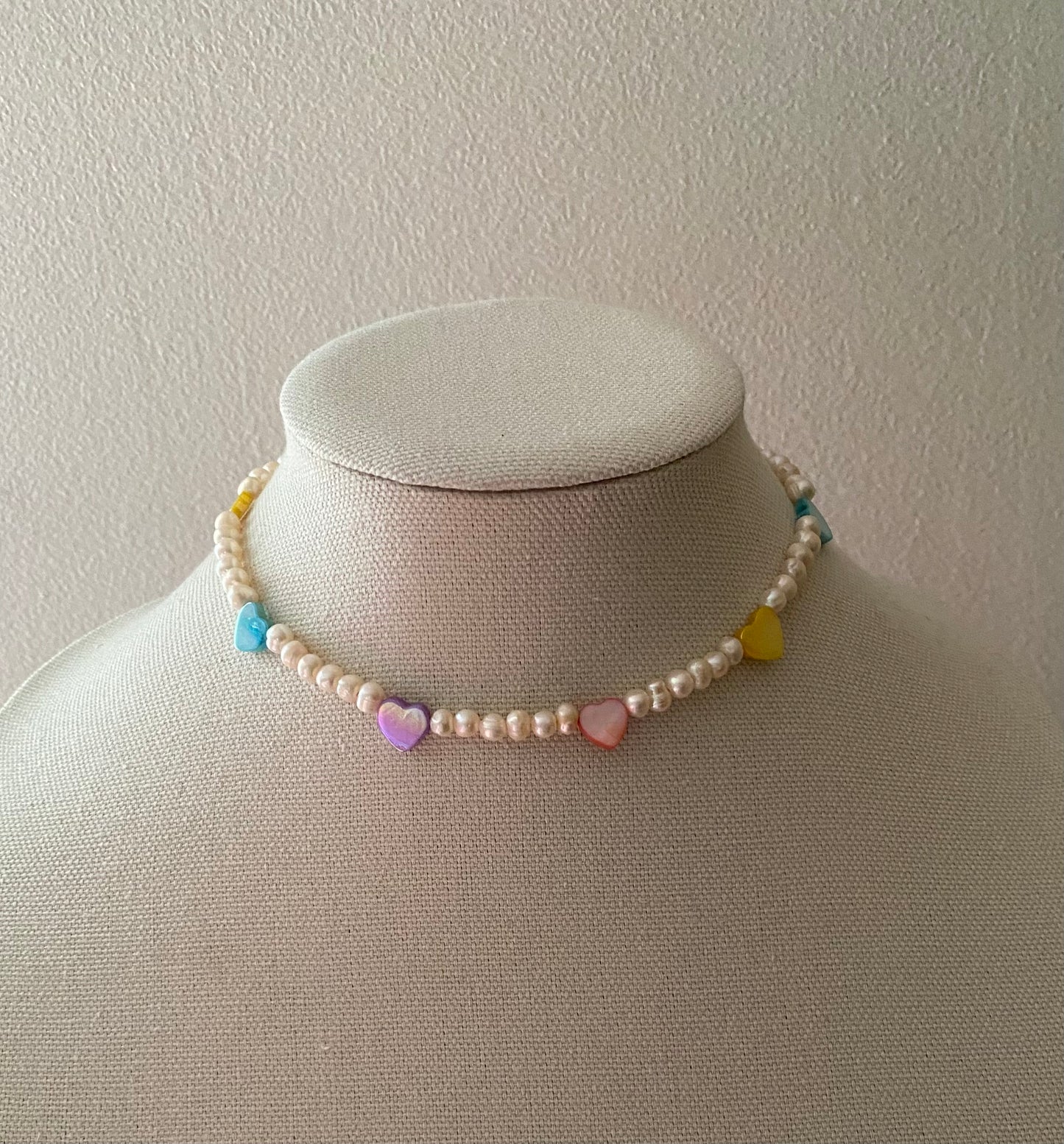 Collar de corazones de arcoiris